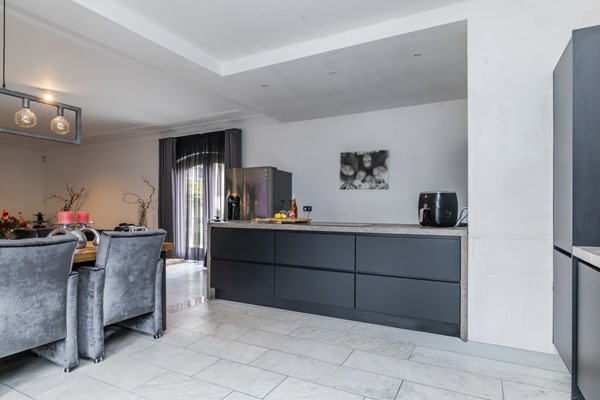 Foto - Te koop: Op een schitterende en rustige locatie in de geliefde villawijk "Moltbos" staat deze stijlvolle, vrijstaande villa met een uitzonderlijk royaal woonoppervlak.